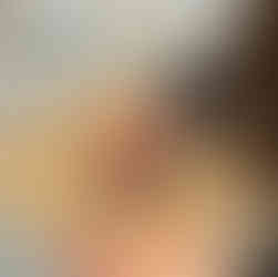 Uczniowie podczas warsztatów ceramicznych lepią z gliny śnieżynki.