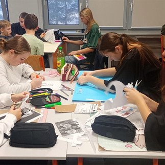 Uczniowie w trakcie pracy nad projektem