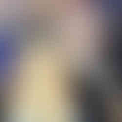 Tort z figurką przedstawiającą Otylię Jędrzejczak i jego autorka - cukierniczka Renata Martyna.