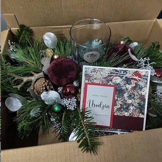 Stroik świąteczny zapakowany w karton wraz z kartką urodzinową.