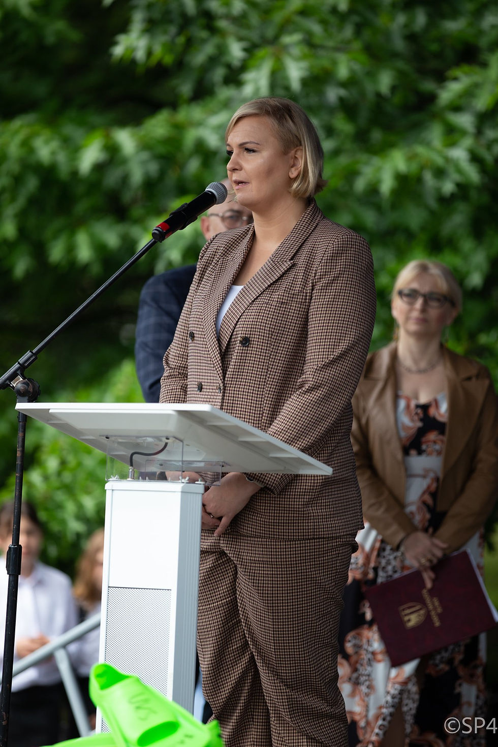 Pani Otylia Jędrzejczak na scenie w trakcie przemówienia.