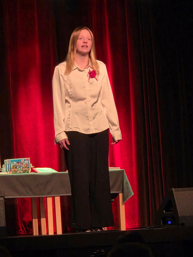 Marlena podczas występu recytatorskiego na scenie