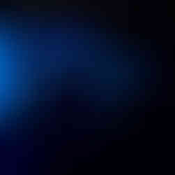 Scena w ciemności z niebieskim światłem UV, na której widoczny jest napis: „Skrzydła- wolność"