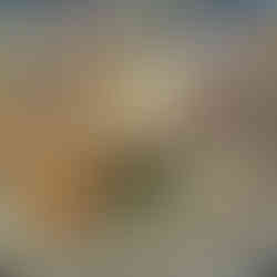 Świąteczne babeczki, opłatek i papierowy kubek z napisem z napisem Merry Christmas