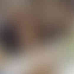 Uczniowie podczas warsztatów ceramicznych malują gliniane śnieżynki farbami.