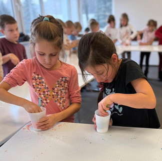 Uczniowie podczas warsztatów przygotowują kule kąpielowe.