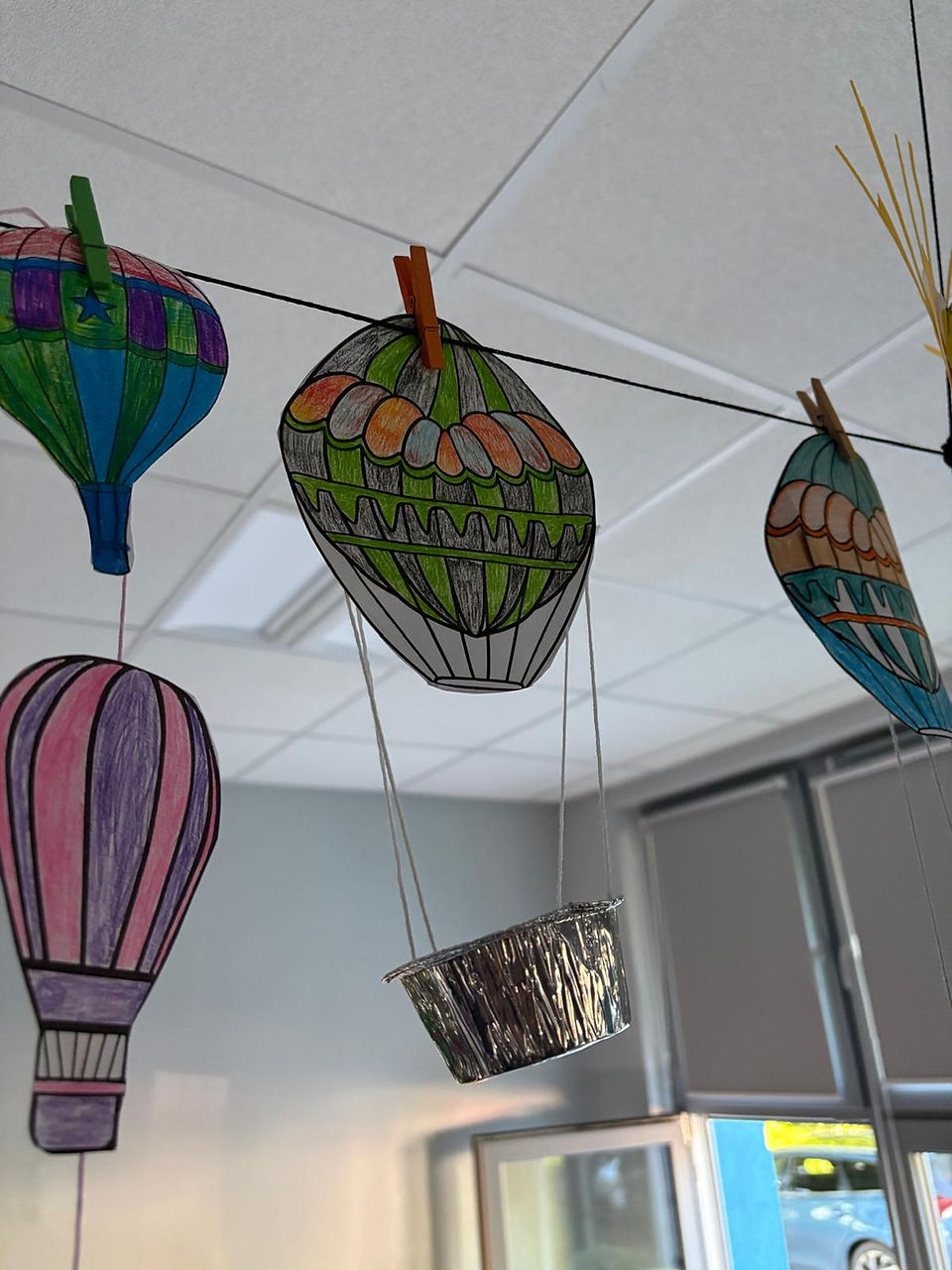 Kolorowanki przedstawiające latające balony, zawieszone pod sufitem na sznurku