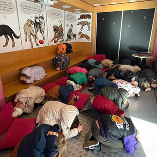 Dzeici ćwiczą pozycję bezpieczną podczas ataku psa.