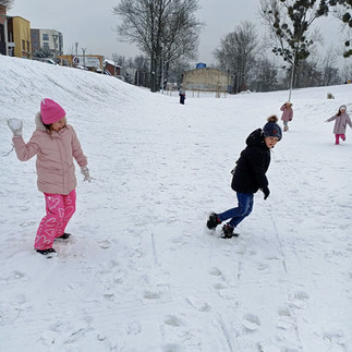 Dzieci bawiące się na śniegu.
