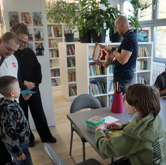 Goście zwiedzają szkolną bibliotekę