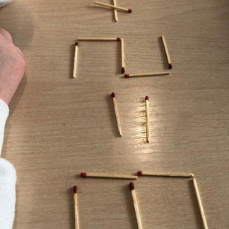 Działanie matematyczne ułożone z zapałek