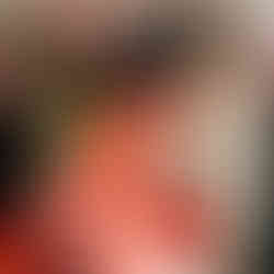 Uczniowie pochyleni nad ławką rozwiązują łamigłówki logiczne.