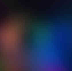 Dzieci w strojach karnawałowych tańczące na sali udekorowanej balonami, w kolorowym świetle dyskotekowych reflektorów.