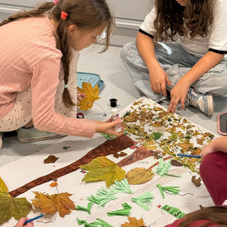 Uczniowie tworzą plakaty przedstawiające warstwową budowę lasu