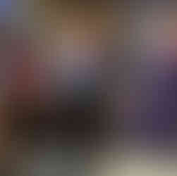 Grupa tańczących dzieci z paczkami chipsów w rękach.