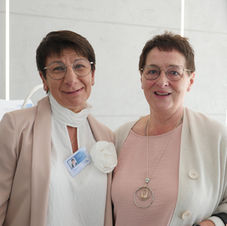 Uśmiechnięte byłe wicedyrektorki szkoły - Izabela Staniec i Urszula Prasnowska w przedsionku szkoły.