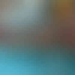 Grupa dzieci w strojach pływackich stoi w płytkiej części basenu, pozując do wspólnego zdjęcia