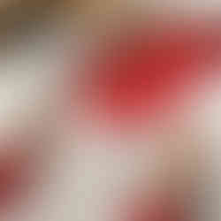 Dzieci malują złotą, srebrną i białą farbą szyszki sosnowe