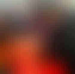 Uczniowie pochyleni nad ławką rozwiązują łamigłówki logiczne.