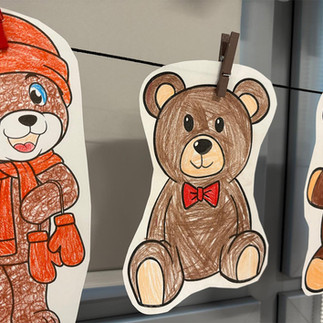 Obrazki - kolorowanki przedstawijace misie zawieszone klamerką na sznurku