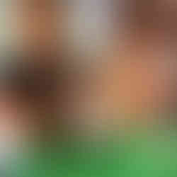 Uczniowie podczas warsztatów przygotowują świece.