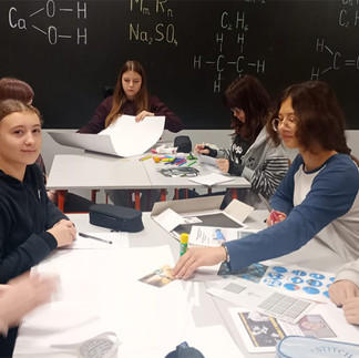 Uczniowie w trakcie pracy nad projektem