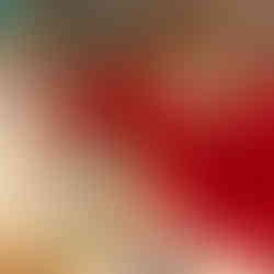 Uczniowie podczas warsztatów dekorują lukrem pierniczki.