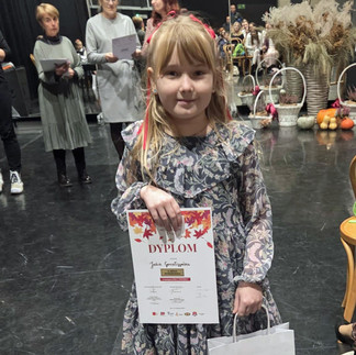 Julia prezentuje otrzymany dyplom