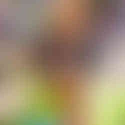 Uczniowie w sali lekcyjnej podczas zajęć technicznych wykonują skrzaty ze skarpetek, włóczki i pończoch.