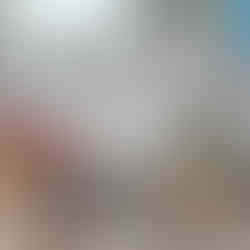 Papierowe bałwanki ustawione na udrapowanym celofanie imitującym lód