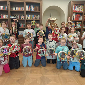 Uczniowie prezentują wykonane przez siebie wianki świąteczne.