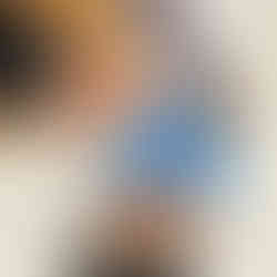 Dziecko koloruje obrazek przedstawiający misia Paddingtona.