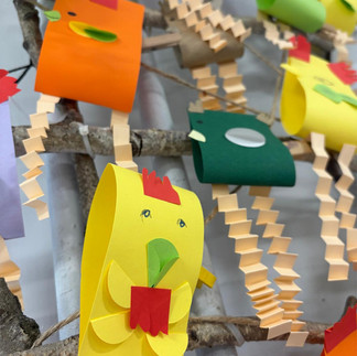 Wielkanocna dekoracja - kolorowe kurczaki z papieru