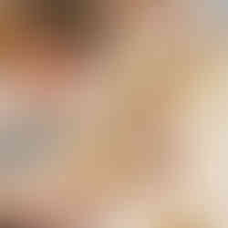 Uczniowie podczas warsztatów dekorują lukrem pierniczki.