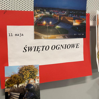 Fragment gazetki na ściennej tablicy - napis : 11 maja Święto Ogniowe