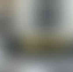 Żółto-czarny sportowy samochód zaparkowany na ulicy w Monako.