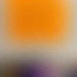 Dekoracja na ściennej tablicy - rząd papierowych świeci i cytat ks. Twardowskiego