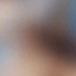 Zawodnicy pasowani przez trenerów za pomocą piankowego "makaronu"