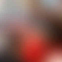 Uczniowie pochyleni nad ławką rozwiązują łamigłówki logiczne.