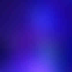 Dzieci w strojach karnawałowych tańczące na sali udekorowanej balonami, w kolorowym świetle dyskotekowych reflektorów.