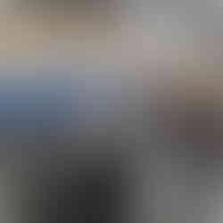 Grupa uczniów grających w piłkę na sali gimnastycznej.