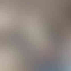 Papierowe bałwanki zawieszone na sznurku jako zimowa dekoracja sali, otoczone papierowymi śnieżynkami.