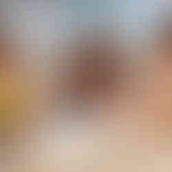 Uczniowie podczas warsztatów przygotowują kule kąpielowe.