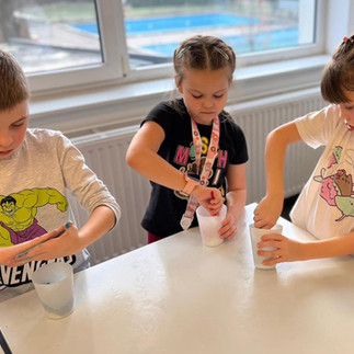 Uczniowie podczas warsztatów przygotowują kule kąpielowe.