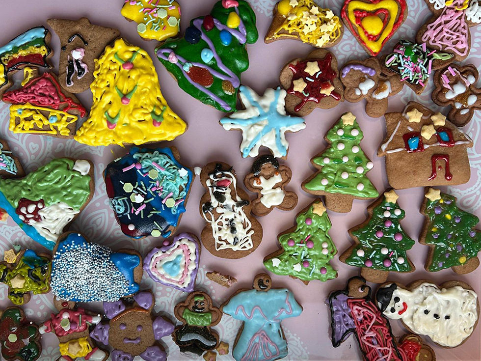 Świąteczne ciasteczka udekorowane przez dzieci kolorowym lukrem.