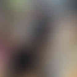 Uczniowie w szkolnej klasie przygotowują potrawy