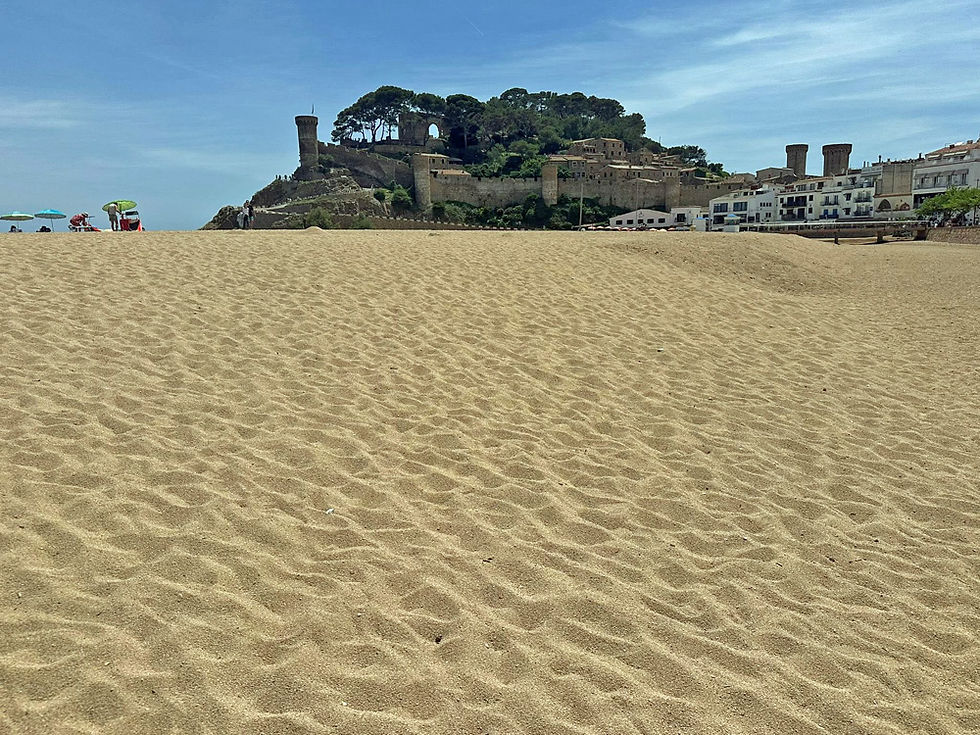 Plaża nad która wznoszą się mury obronnej fortyfikacji