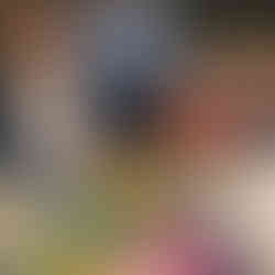 Goście zwiedzają pracownię fizyko-chemiczną.