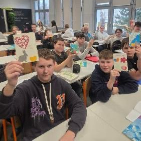 Uczniowie prezentują wykonane karki świąteczne.