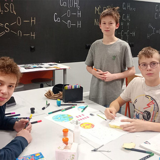 Uczniowie w trakcie pracy nad projektem